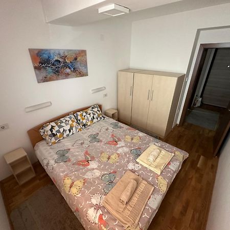 Ira'S 2 Bedroom Central Place With Private Parking 斯科普里 外观 照片