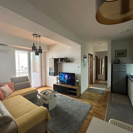 Ira'S 2 Bedroom Central Place With Private Parking 斯科普里 外观 照片