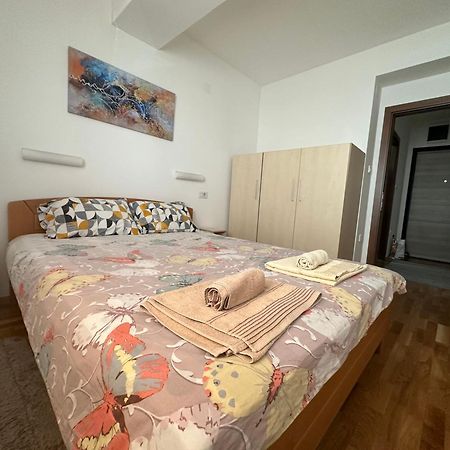Ira'S 2 Bedroom Central Place With Private Parking 斯科普里 外观 照片