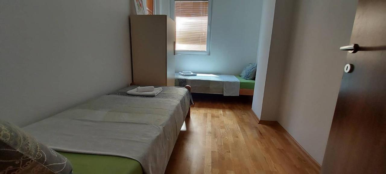 Ira'S 2 Bedroom Central Place With Private Parking 斯科普里 外观 照片