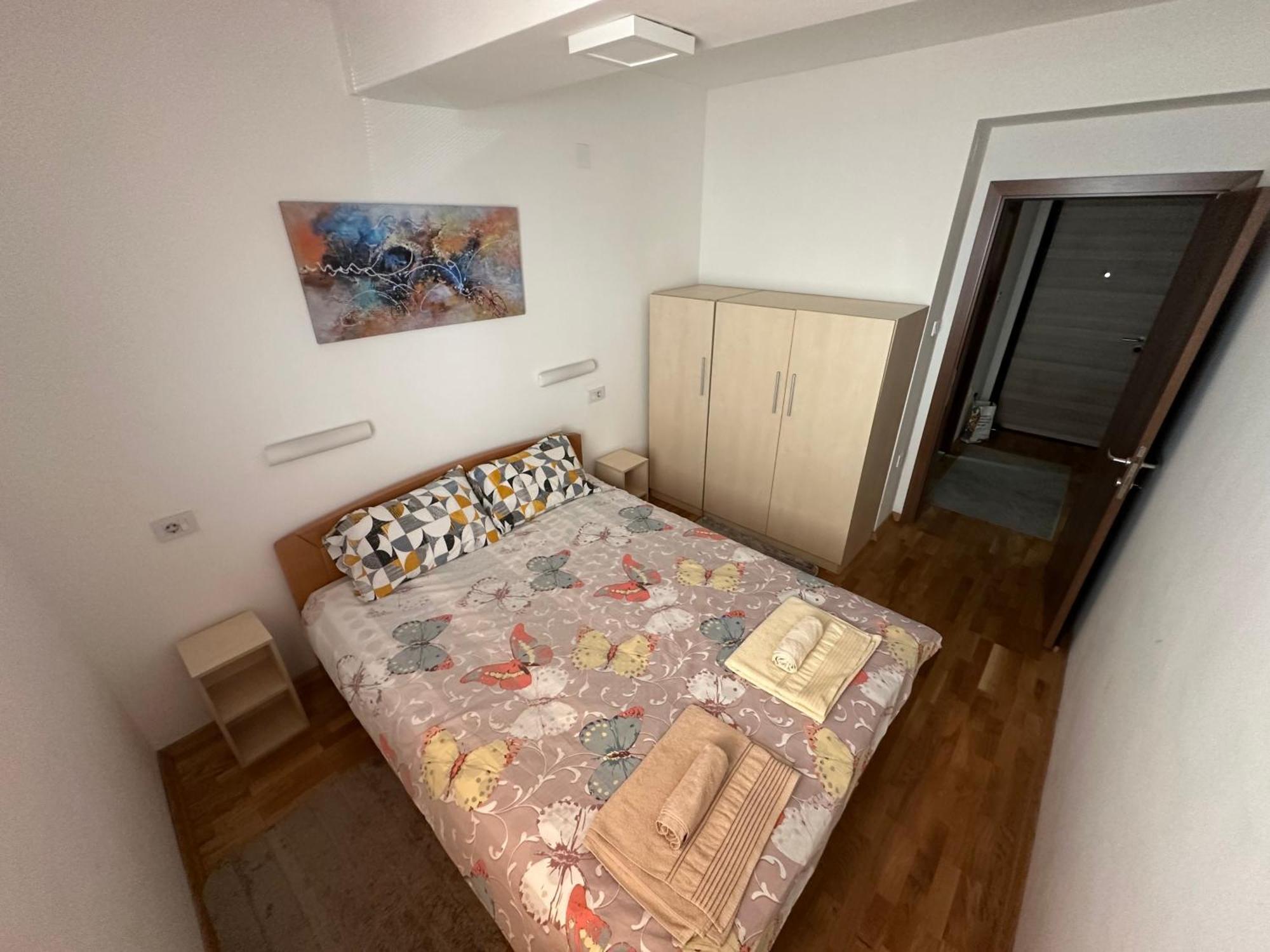 Ira'S 2 Bedroom Central Place With Private Parking 斯科普里 外观 照片