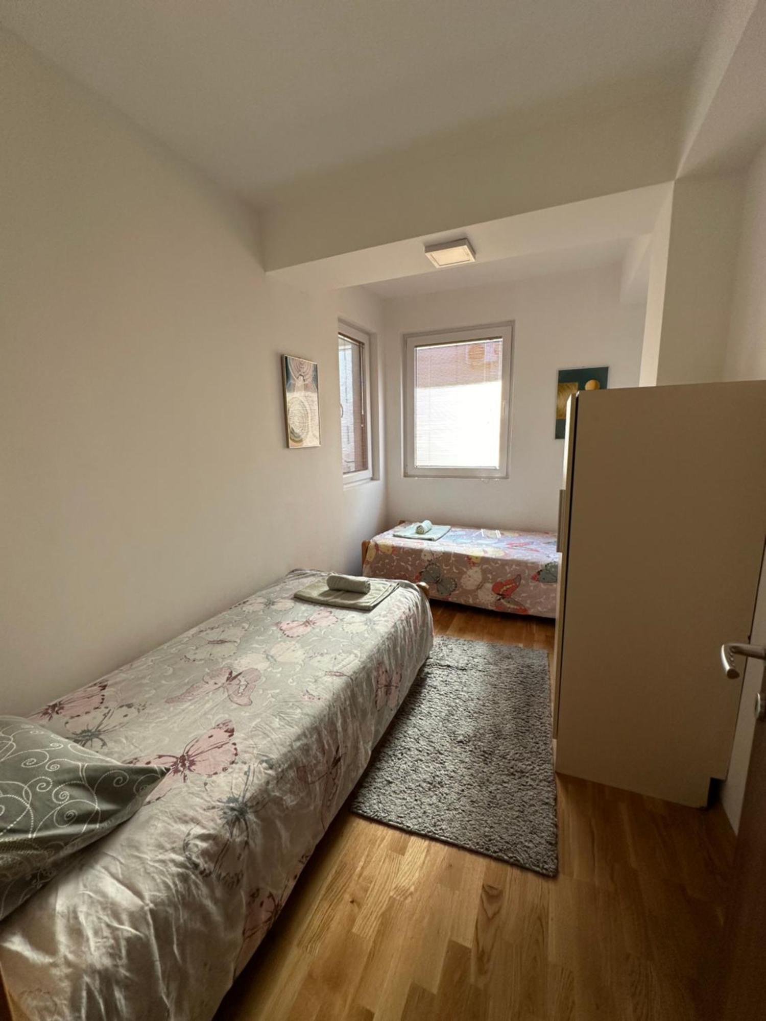 Ira'S 2 Bedroom Central Place With Private Parking 斯科普里 外观 照片