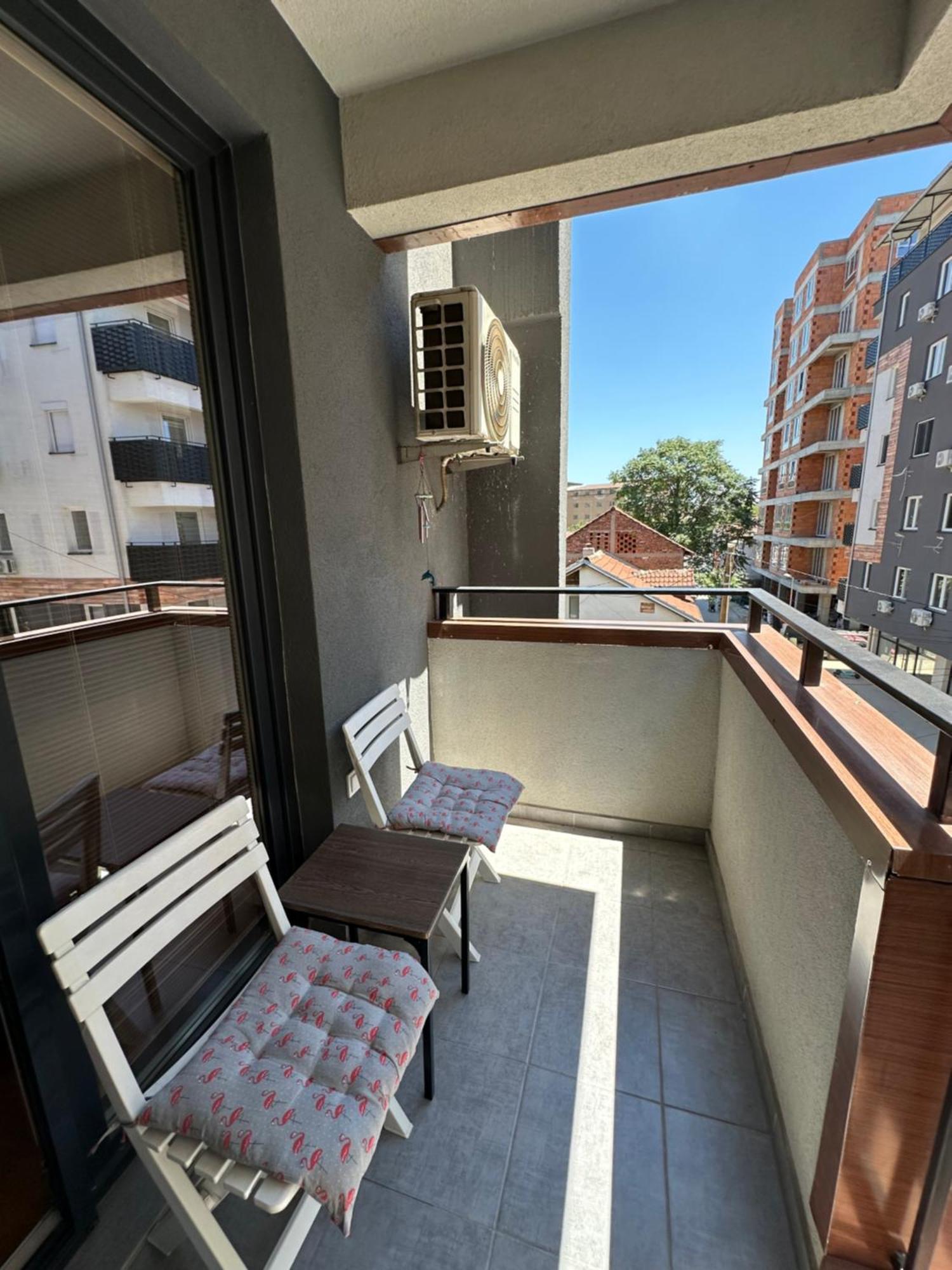 Ira'S 2 Bedroom Central Place With Private Parking 斯科普里 外观 照片