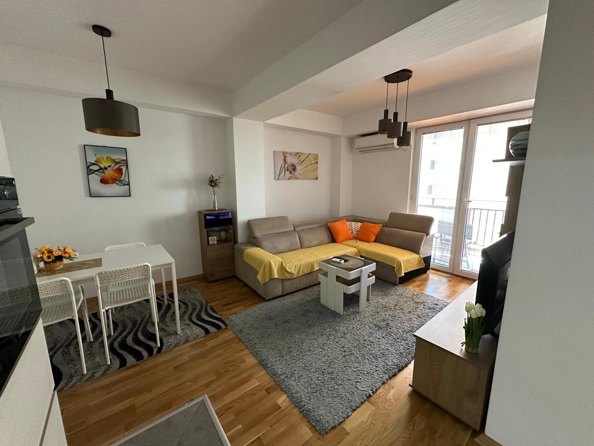 Ira'S 2 Bedroom Central Place With Private Parking 斯科普里 外观 照片