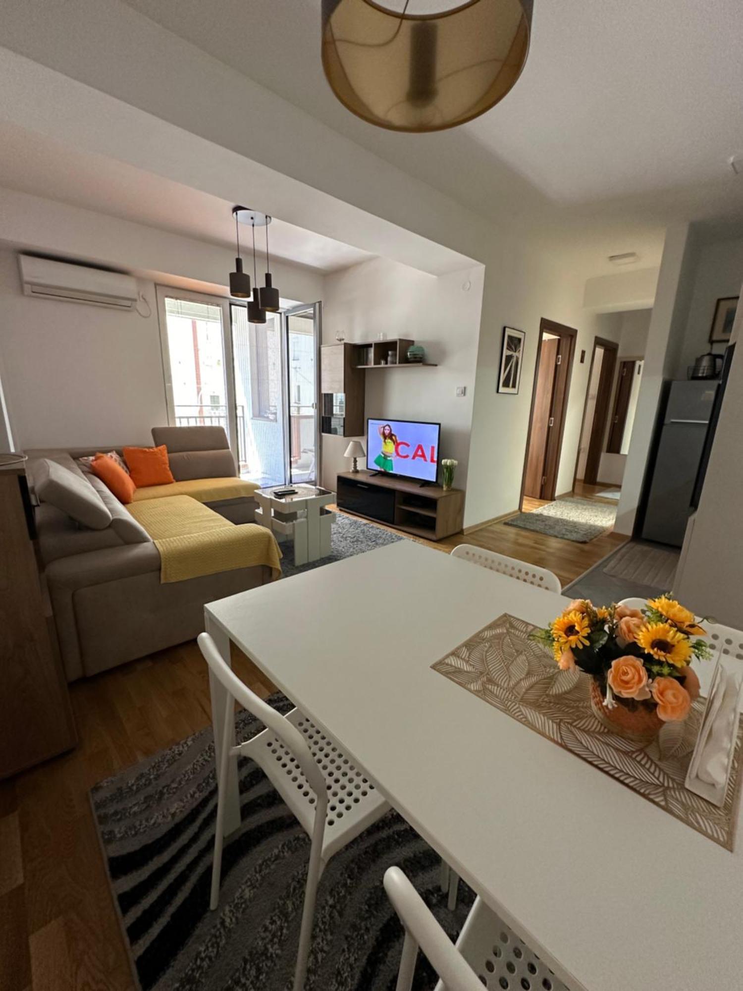 Ira'S 2 Bedroom Central Place With Private Parking 斯科普里 外观 照片